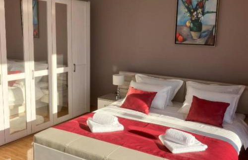 Beachfront Luxury Villa with Private Pool & Stunning Sea Views - Photo 9