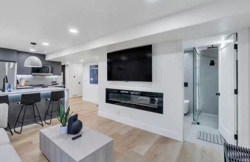 Modern LuxeDen with Private Hot Tub and Fenced Yard - Foto 1