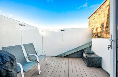 Modern 2BR Apartment for Contractors, Balcony & Fast Wi-Fi, W6 - Foto 46