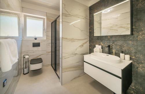 Villa Marina with a Pool - Foto 29