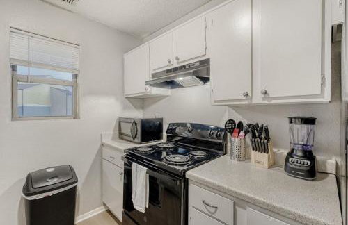 Relaxing King Suite Getaway - Sleeps 4 - Pool, Pkg - Foto 12