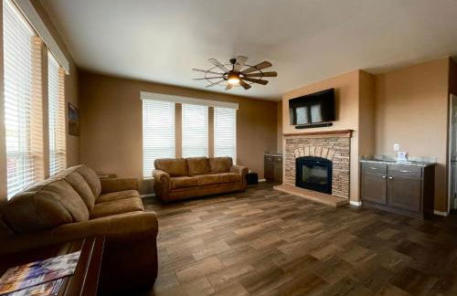 The Grand Getaway at Williams - Family Friendly for up to 8 & Walking Distance to the GC Railway - Photo 5