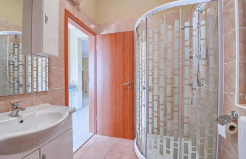 RENATOEMILIA spacious apartment with courtyard - Photo 13