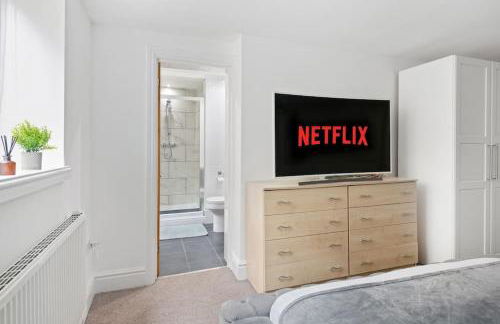 Luxurious 3 Bedroom Apartment in Park Estate - Photo 4