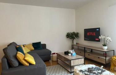 PARIS-MONTROUGE Magnifique appartement 3 pièces de 75m2 avec PARKING - très cosy pour 1 - 8 personnes refait à NEUF -ENTIRE APARTMENT LUXURIOUS AND WARM -Montrouge Paris 14ème - Proche Aéroport Orly Parc Expositions Porte de Versailles FREE WIFI GRATUIT - Foto 6