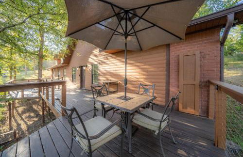 Luxury Rock Creek Cabin w Deck by Lake Hamilton - Foto 37