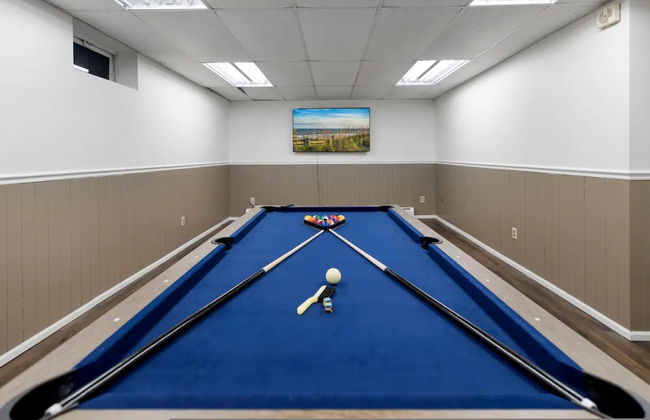 Cozy Fall Home With 4BR and Fireplace - Photo 15