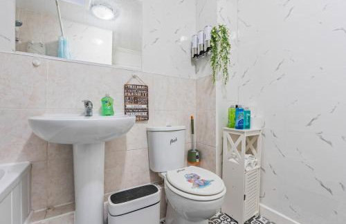 #99 Quirky and Stylish 3-Bedroom - Close to Drayton Manor Theme Park - Sleeps 6 - "Perfect for contractors and Families - Free parking" - Photo 36