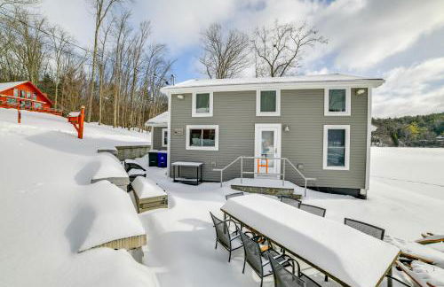 BBQ Ready Lakeside Milford Home with Paddleboat - Foto 40