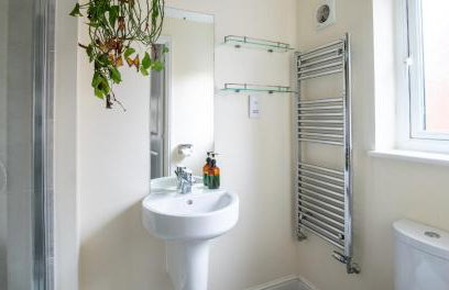 Impressive 4 Bed House Sleeps 8 - Private Parking Fast Wi-Fi Netflix & Foosball, Business Insurance and Leisure Travellers Welcome - Foto 8