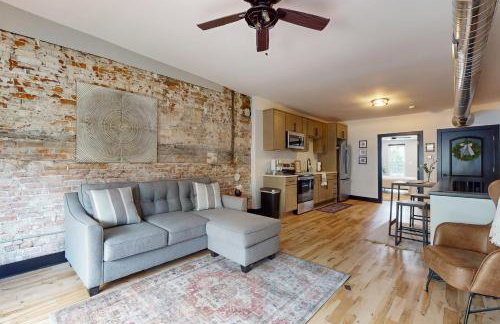 Steps to Dtwn and Rock River! Couples Retreat - Foto 7