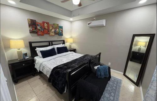 1 BR 1 Bath Airport SpaceX LNG WashDry Yard Patio Pets - Foto 6