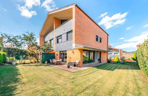 Gran chalet con amplio jardín próximo a Pamplona - Foto 4