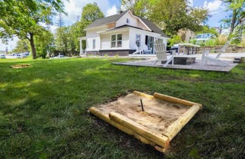 Hometown Haven- 3 bedroom, Large Yard, Firepit - Foto 7