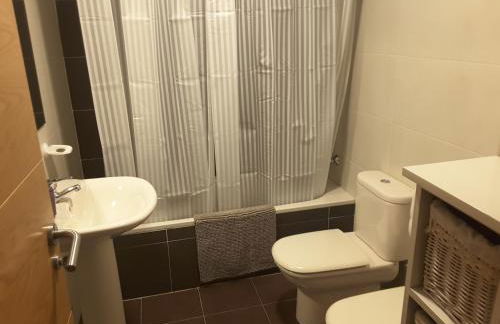 Duplex con terraza y vistas a la montaña internet aire acondicionado frente a piscinas públicas - Foto 17