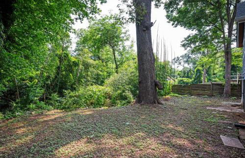 Chic 3BR Bungalow with Screened Porch & Patios - Foto 18