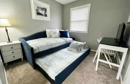 Rustic Chic in Charming Center Grove w Fenced Yard - Foto 26