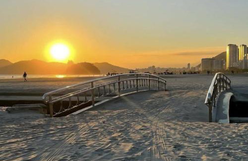 Apartamento em Santos no Gonzaga em frente a praia - Foto 41