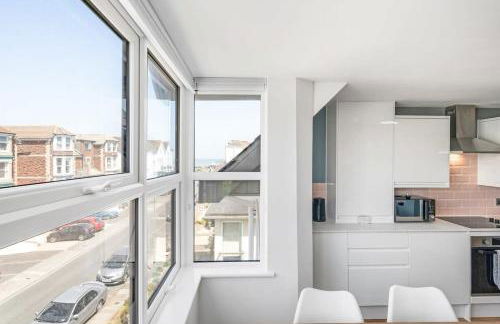 Stylish Apartment with Sea Views & Parking - Foto 10