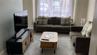 ML Short Stays - 3 Bedroom House Near BAE - Photo 2