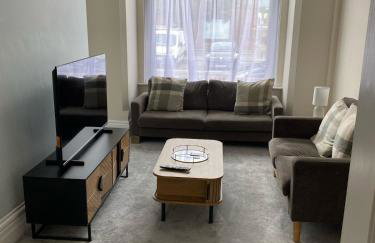 ML Short Stays - 3 Bedroom House Near BAE - Photo 2