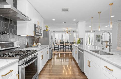 Relaxed Luxury Pet Friendly Home with Pool and Backyard Lounge in San Antonio, TX - Foto 15