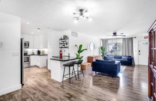 Spacious 5 Bedroom Heated Pool and Hot Tub, 12 minutes to the Beach - Foto 6