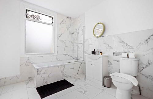 Parea Living - Hackney, 4-Bedroom Victorian House w Big Garden - Foto 3