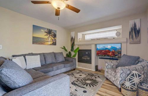 4BR w Fireplace Backyard BBQ near Peterson AFB - Foto 7