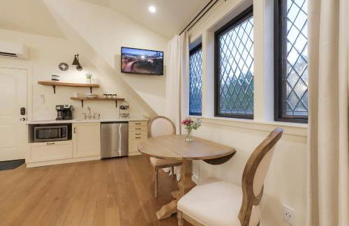 New Tudor Cottage one block from Chico State and downtown with private garage - Foto 8