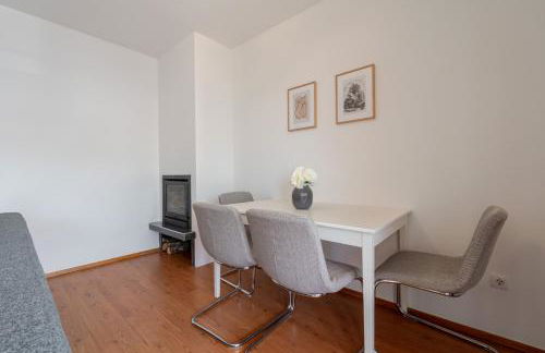 Bright Flat with Balcony & Garage by HostWise - Foto 25