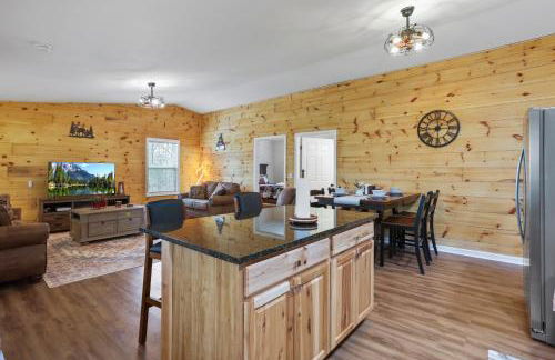 Cabin with King Bed , XBOX, HotTub, Games, Firepit , Stargazing Dome - Photo 37