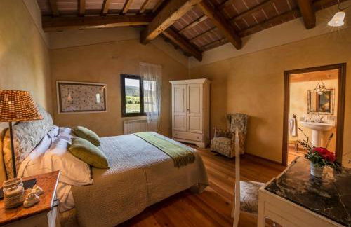 Elegant And Refined Villa With A Beautiful Blue Pool - Photo 15