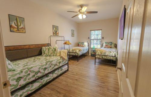 Game Barn, Cowboy Pool, 17ft Movie Screen - sleeps 10 - Foto 50