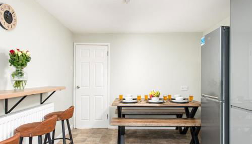 Long Stays-Sleeps 9-Parking-By FabAccommodation - Foto 5