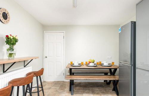 Long Stays-Sleeps 9-Parking-By FabAccommodation - Foto 5