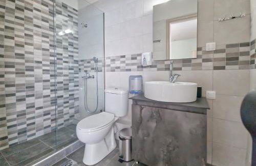 Epipleon Luxury Suites -105- Δωμάτιο 35τμ με βεράντα 35τμ μπροστά στη θάλασσα - Foto 6