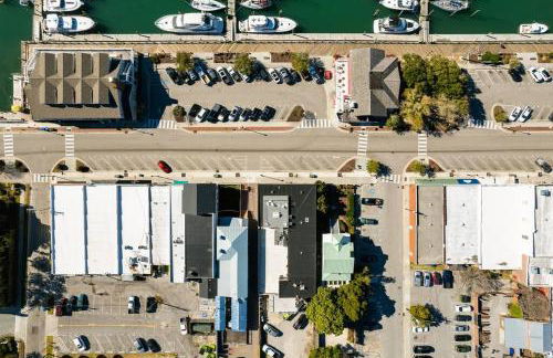 Why Knot Getaway...Rooftop with WaterView! Unit D - Foto 35