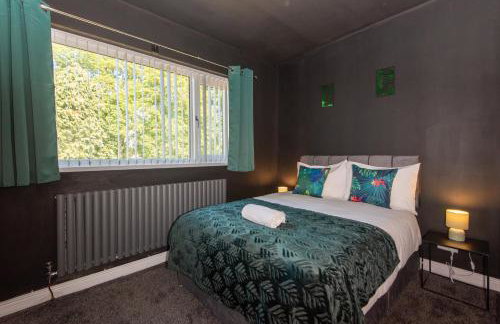 Large House for Groups with Huge Driveway - FREE PARKING - Photo 35