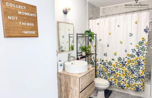 The Moose #12 - Brand New Modern Luxe Loft with Free Parking, King Bed & Fast WiFi - Foto 5