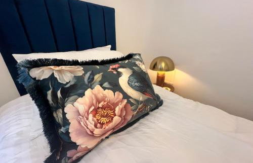 Old Betting Shop for 3 & Furry Friend - Photo 12