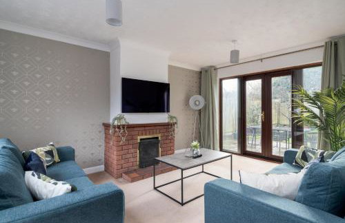 Large 5BR Home - Ideal for Contractors - Parking Available - Photo 4