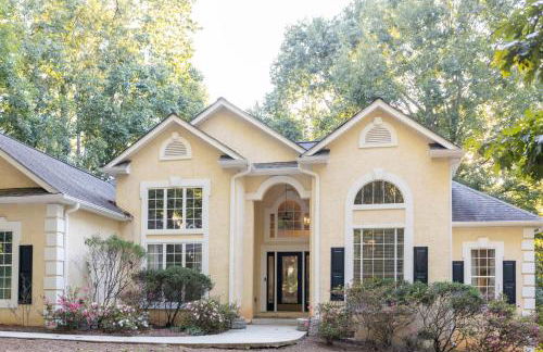 Sink into the Luxe Corner Tub at an Upscale, Spacious Home - Foto 35