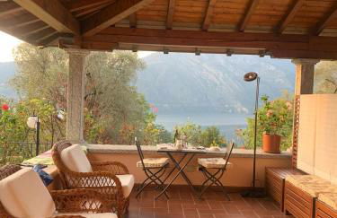 Casa Intignano - Camera con bagno e portico vista lago - Foto 10