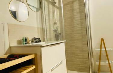 Appartement Atypique- Esprit Atelier Loft - parking privé - Wifi - vidéo - Foto 7