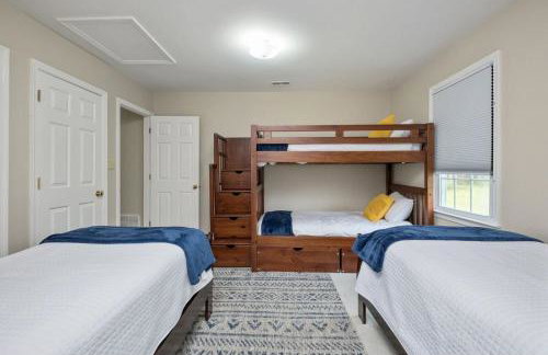 Family and Pet Friendly Retreat with Sauna, Firepit, Pond Views Near Route 151 Wineries - Foto 11