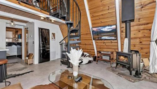 Acute A-frame Cabin w WiFi, close drive to lake! - Foto 4