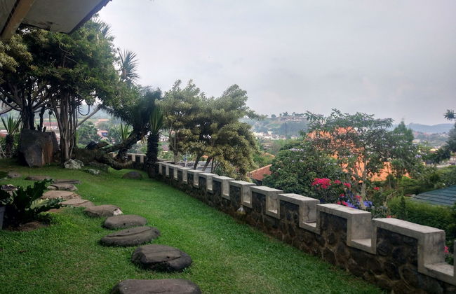Villa Beverly Hills Puncak for 50 pax - Photo 1
