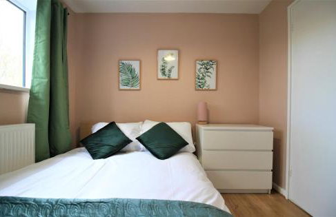 St James House - Charming 3 bed, 2 bathrooms, driveway parking, close to town centre - Photo 16