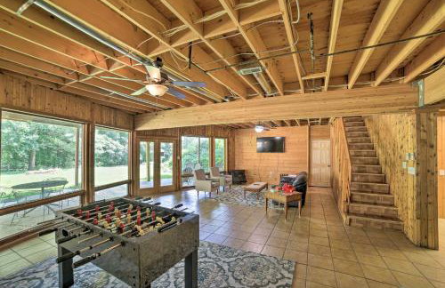 Grand Escape w/ Deck, Game Room, Nature View! - Foto 8